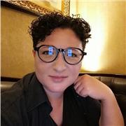 Maestra especializada en teatro. Conocimientos en historia del arte, teatro clásico, música, entre otros